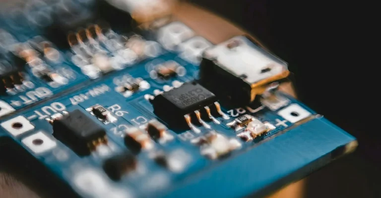 Gros plan sur un circuit électronique bleu, illustration du fonctionnement d'un agent IA