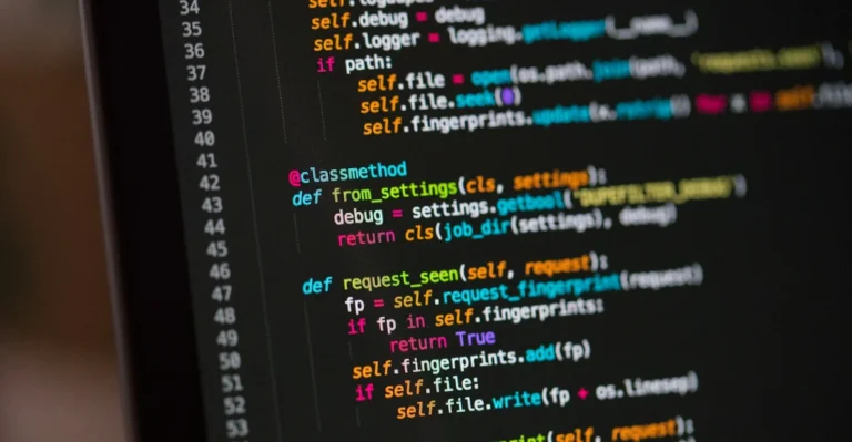 Code Python coloré affiché dans un éditeur sombre, illustration d'un guide pour apprendre Python