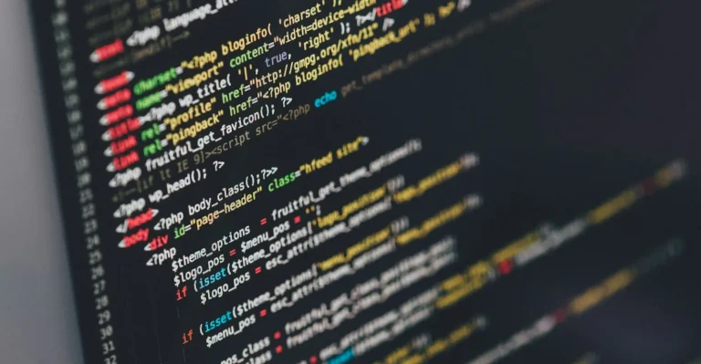 Écran affichant du code source coloré, illustration d'un guide pour utiliser l'IA pour coder