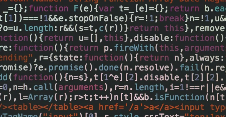 Lignes de code JavaScript colorées sur un écran sombre, illustration d'un tutoriel pour créer une API REST avec Node.js et Express