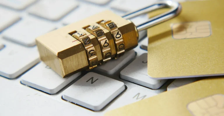 Cadenas à code posé sur un clavier d'ordinateur à côté de cartes bancaires, symbole de la protection contre les cyberattaques