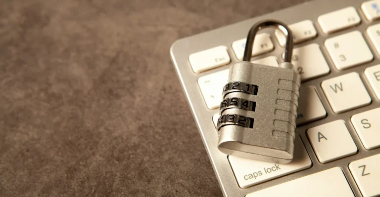 Cadenas à combinaison posé sur un clavier d'ordinateur, symbole de la double authentification