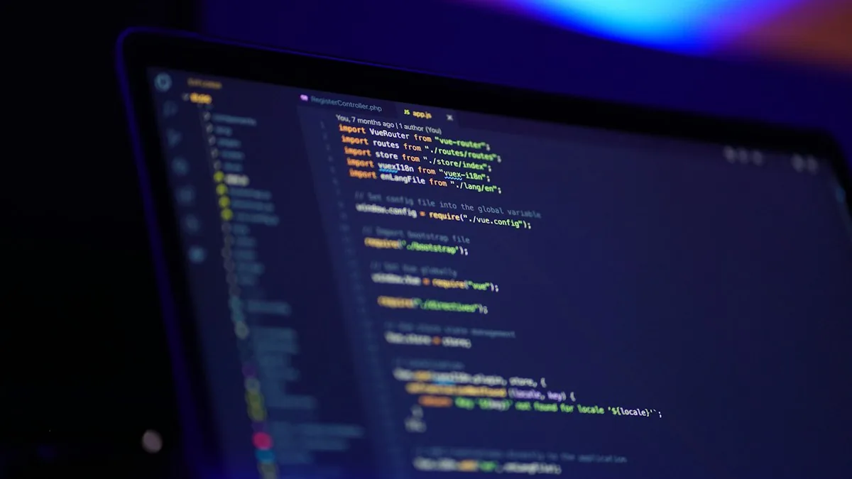Écran d'ordinateur portable affichant du code JavaScript dans un éditeur sombre