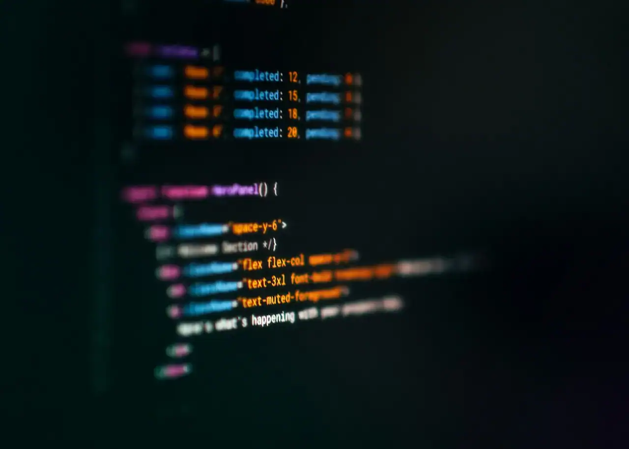 Gros plan sur un éditeur de code en mode sombre