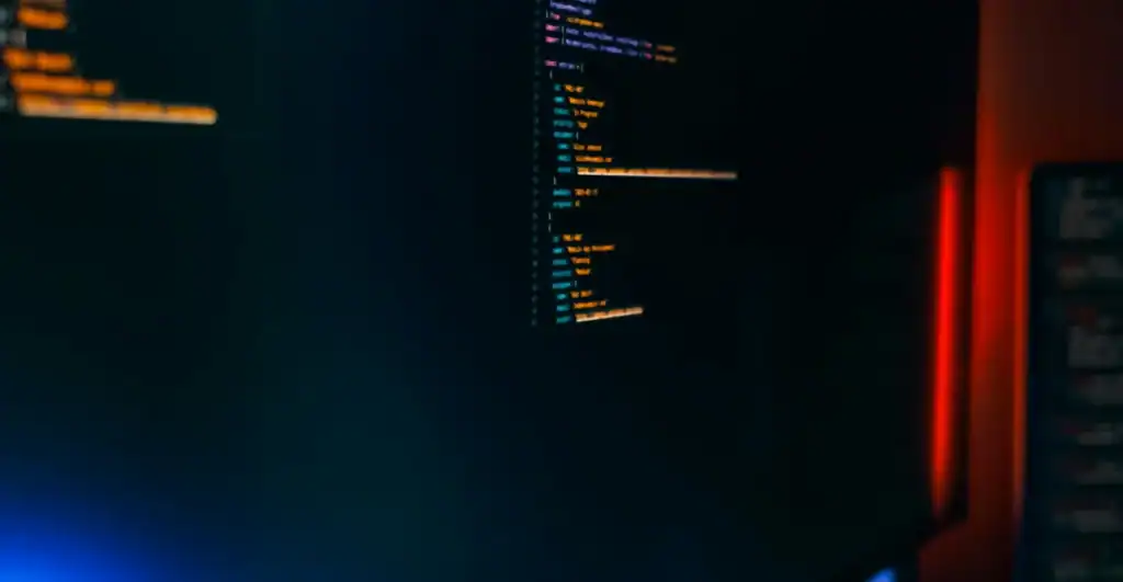 Écran sombre affichant du code, illustration de l'arrivée de GPT-6 pour les développeurs
