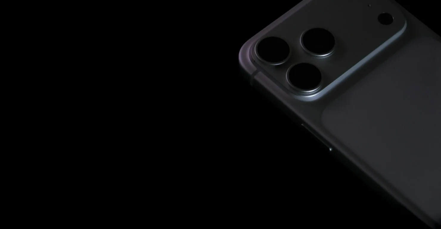 Bloc photo à trois objectifs d'un smartphone haut de gamme sombre sur fond noir