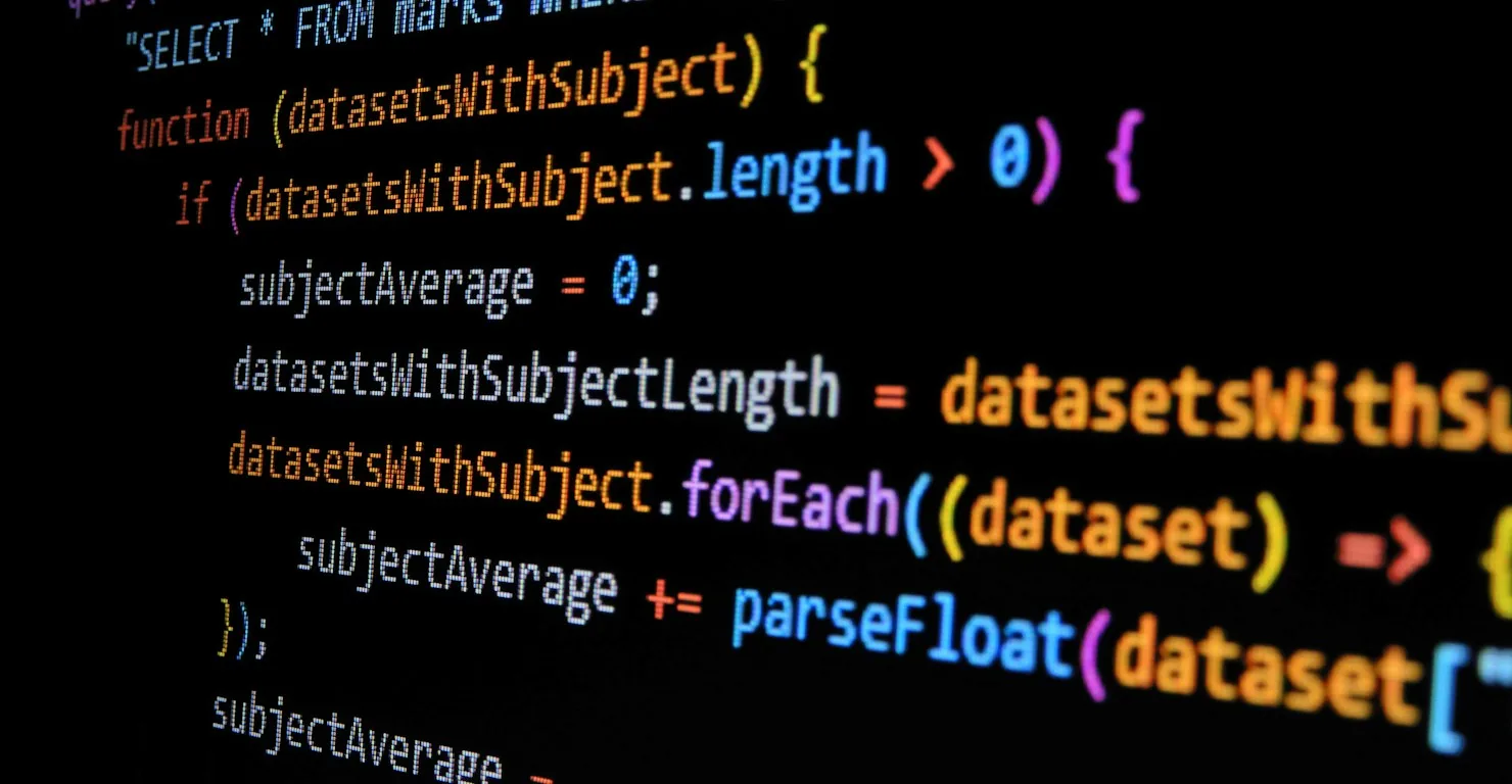 Gros plan sur du code JavaScript coloré affiché sur un écran sombre