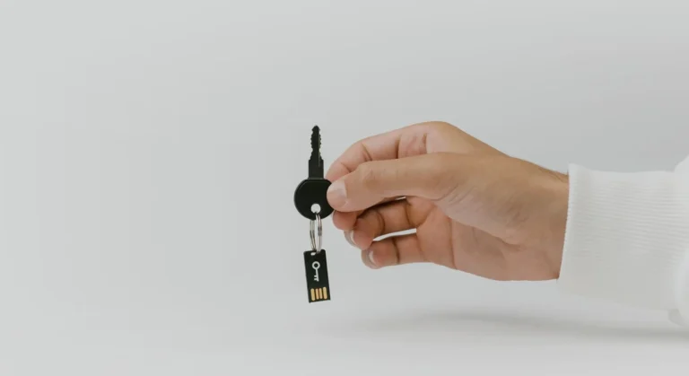 Pile de clés métalliques sur fond rouge symbolisant le remplacement des mots de passe par les passkeys