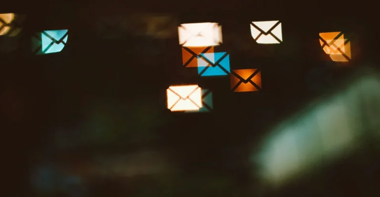 Icônes d'enveloppes lumineuses floues sur fond sombre, illustration des messages d'hameçonnage