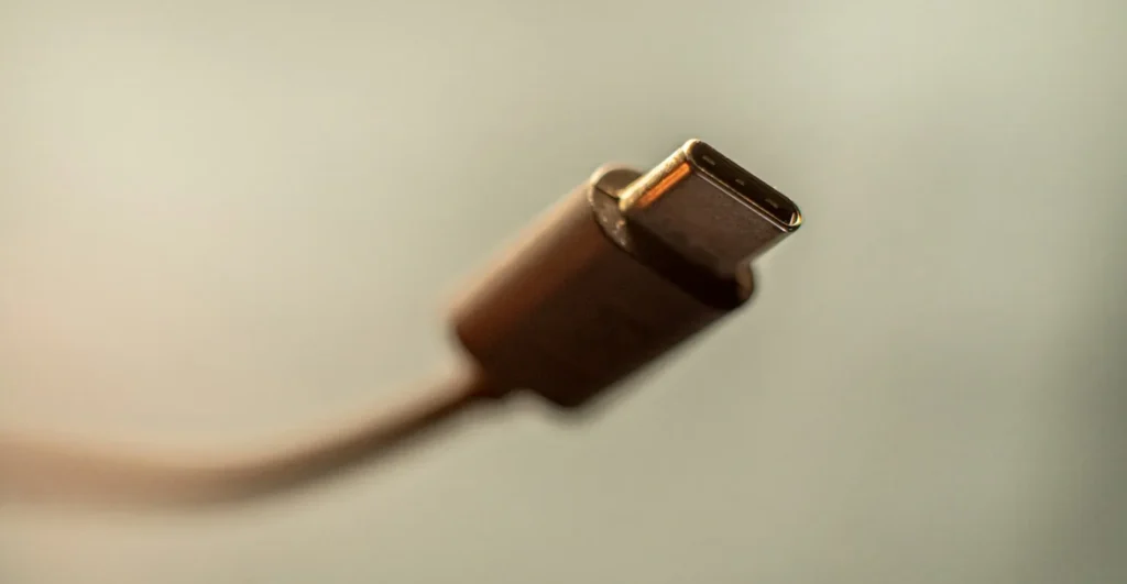 Gros plan sur un connecteur USB-C, image du rôle de connecteur standard d'un serveur MCP