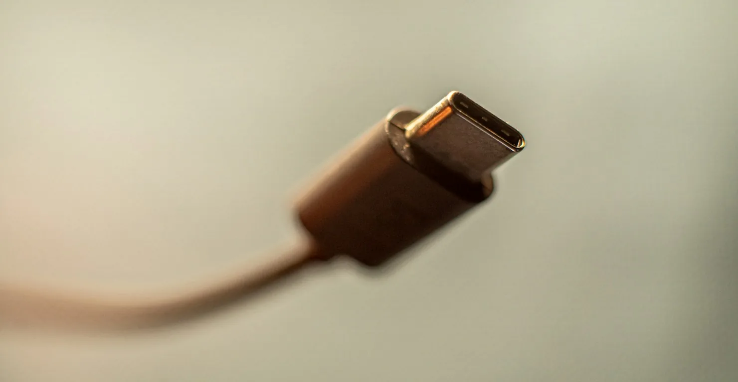 Gros plan sur un connecteur USB-C, image du rôle de connecteur standard d'un serveur MCP